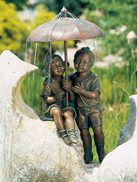 Bronzefigur Regenschirm-Kapriolen (Art.Nr. 88376) 1 Bronzefigur Regenschirm-Kapriolen (Art.Nr. 88376)