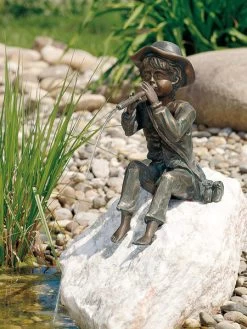 Bronzefigur Toni Auf Rosario-Findling (Art.Nr. 88137.1)