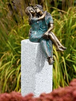 Bronzefigur Junges Glück Auf Granitstele (Art.Nr.88598)