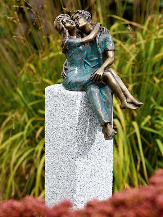 Bronzefigur Junges Glück Auf Granitstele (Art.Nr.88598) 1 Bronzefigur Junges Glück Auf Granitstele (Art.Nr.88598)